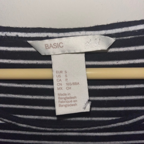 ⭐️H&M striped cropped top - Picture 2 of 3